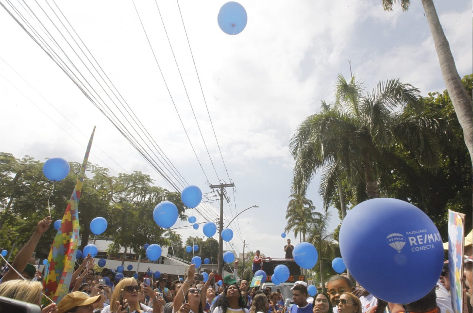 Os participantes soltaram balões azuis durante a caminhada - Reginaldo Pimenta/Agência O Dia