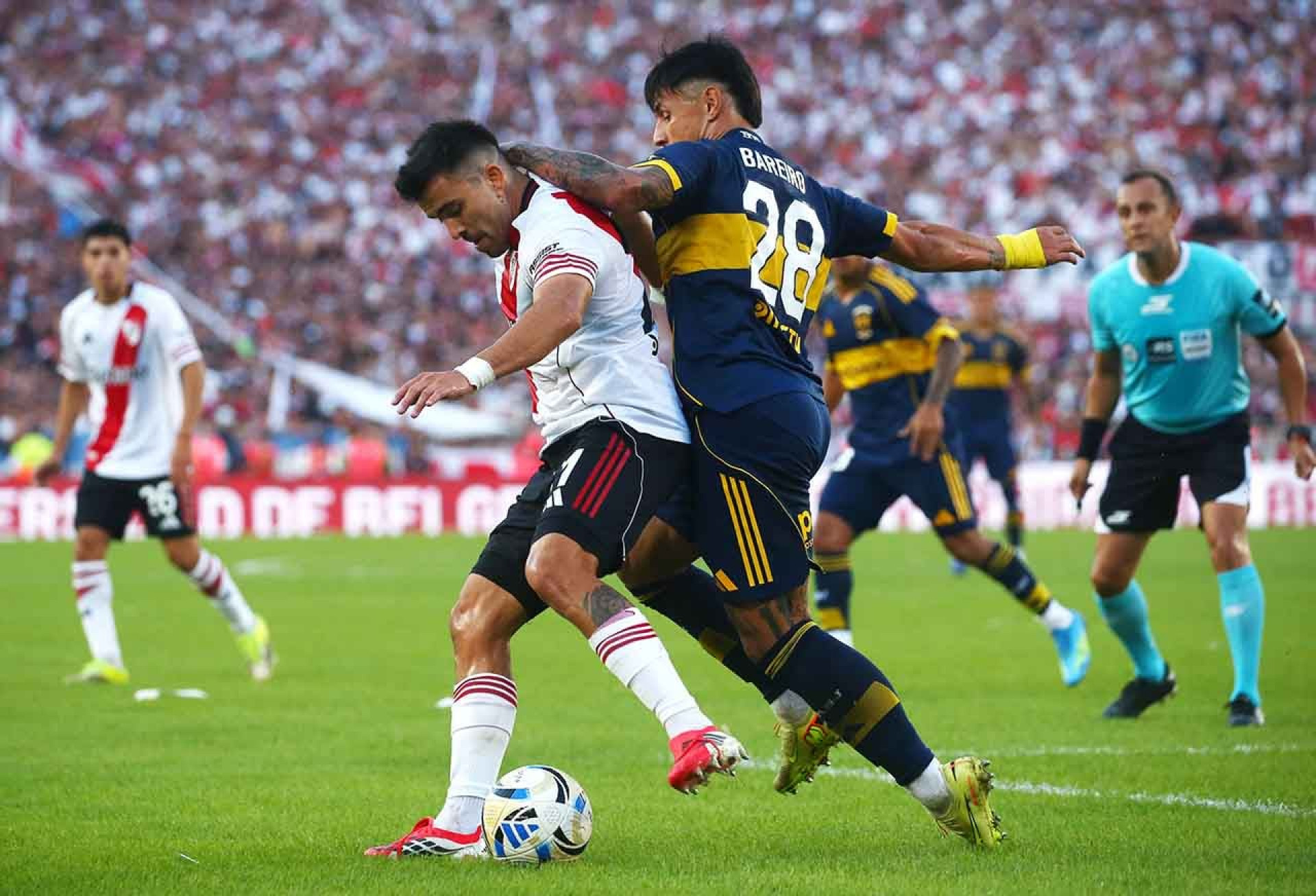 Com gol de Paredes, Boca Juniors supera o River Plate no Monumental