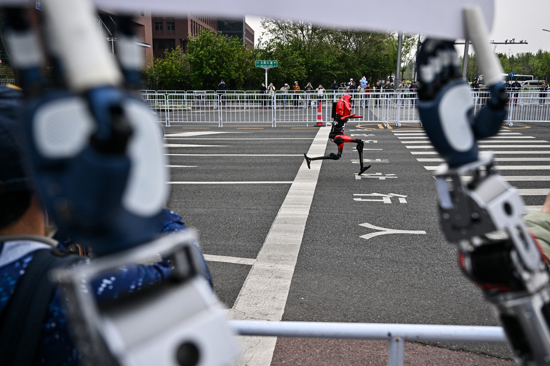 Robô humanoide supera recorde humano e vence meia-maratona em Pequim