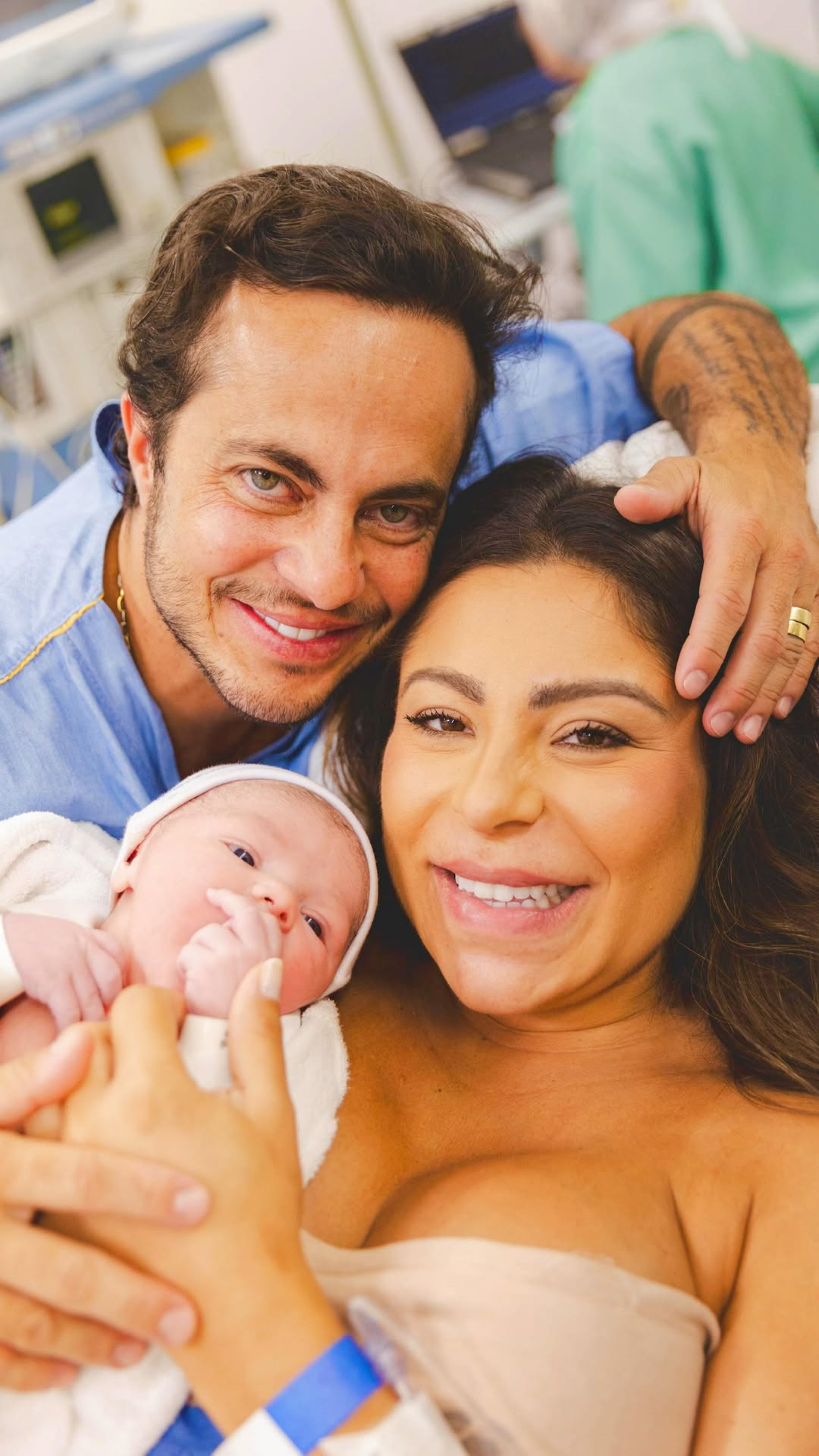 Thammy Miranda e Andressa Ferreira compartilham vídeo do nascimento do filho e se declaram