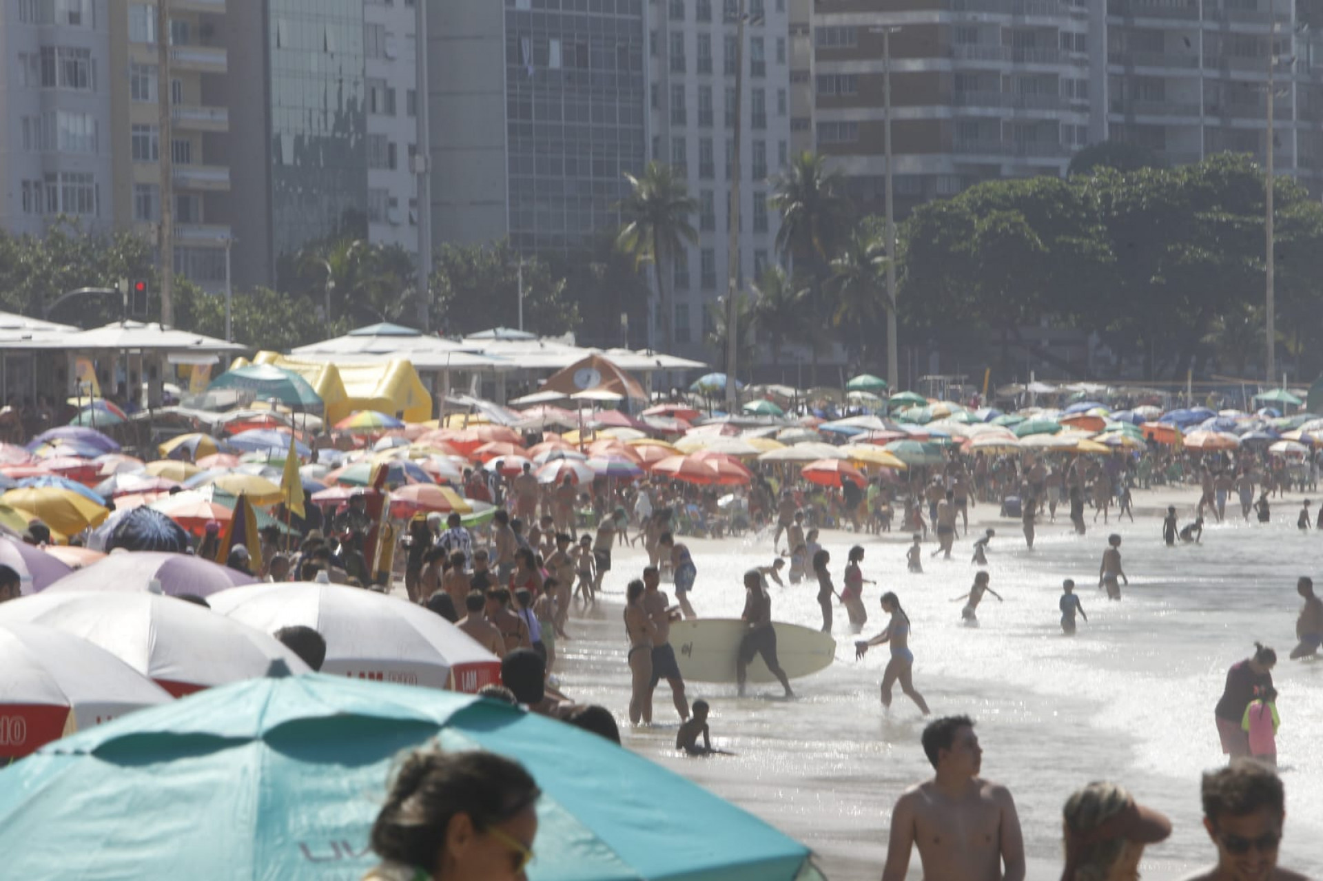 Banhistas aproveitam domingo (19) ensolarado na praia de Copacabana - Reginaldo Pimenta / Agência O Dia