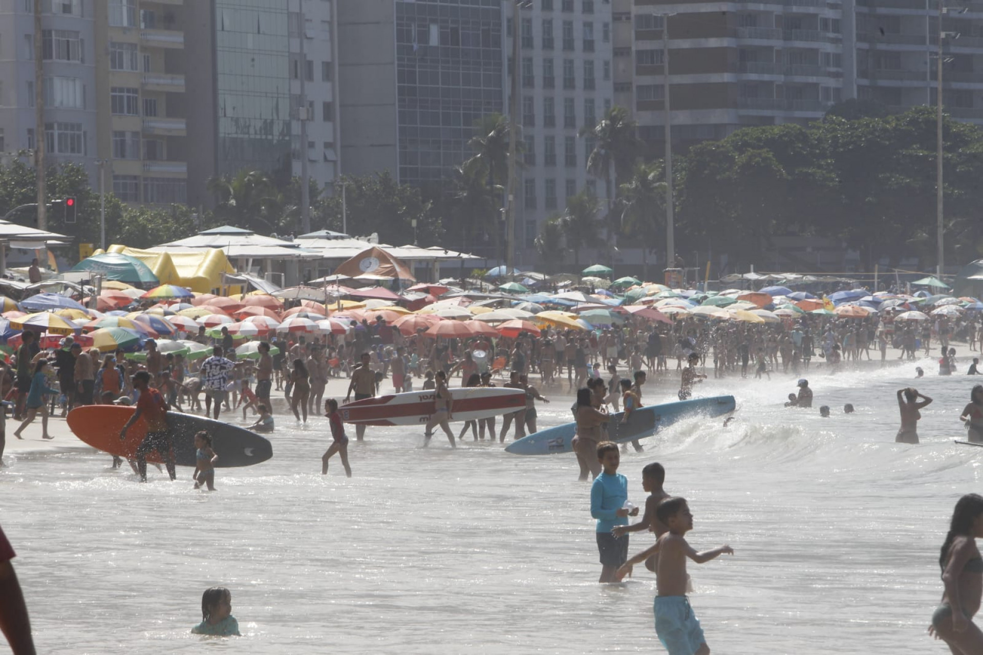 Banhistas aproveitam domingo (19) ensolarado na praia de Copacabana - Reginaldo Pimenta / Agência O Dia