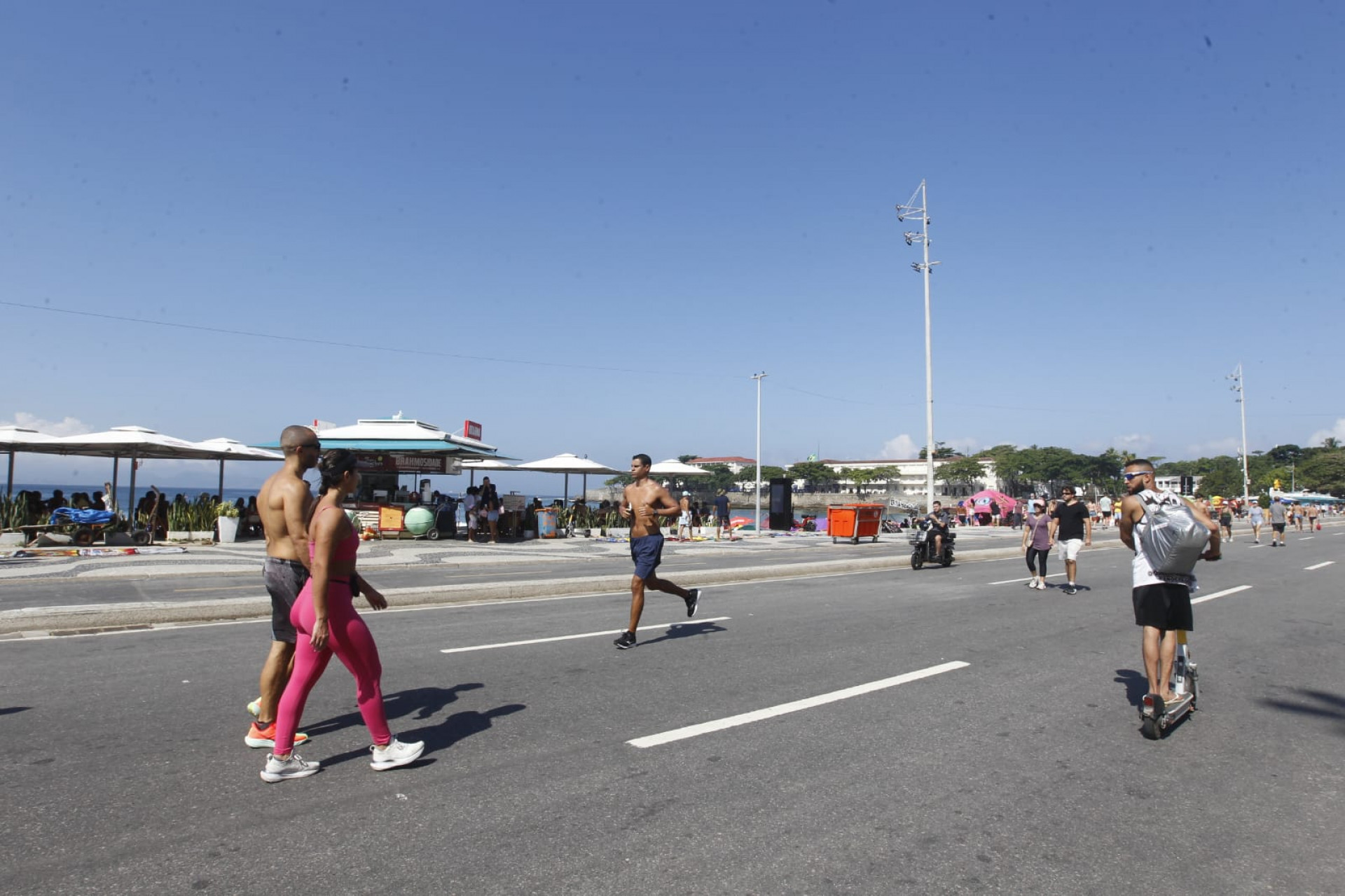 Cariocas aproveitaram domingo (19) ensolarado para passear na orla da praia de Copacabana - Reginaldo Pimenta / Agência O Dia