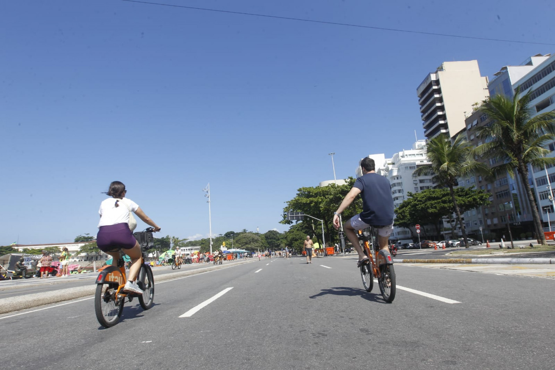 Cariocas aproveitaram domingo (19) ensolarado para passear na orla da praia de Copacabana - Reginaldo Pimenta / Agência O Dia