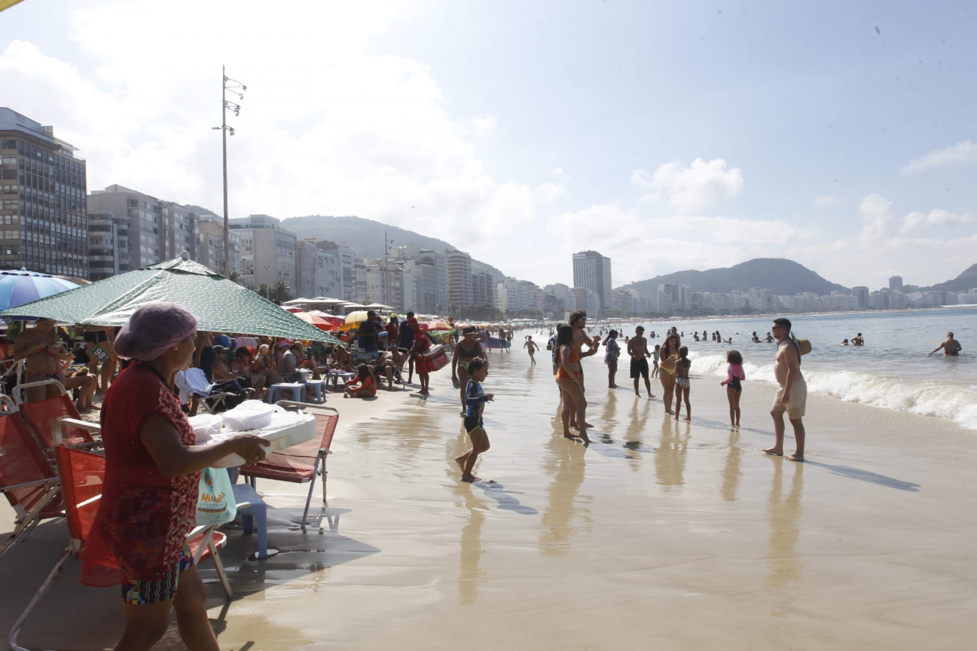 Banhistas aproveitam domingo (19) ensolarado na praia de Copacabana - Reginaldo Pimenta / Agência O Dia