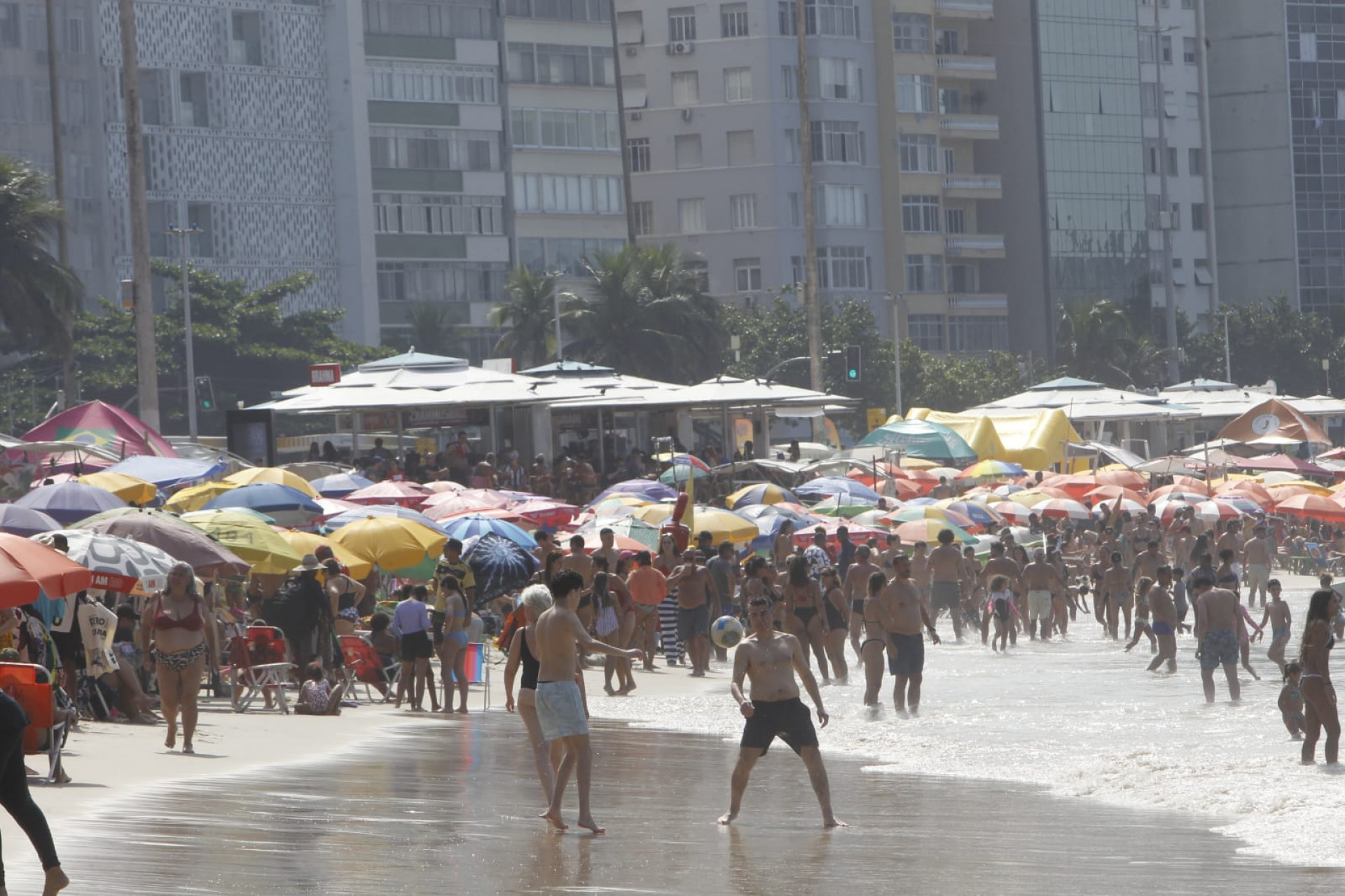Banhistas aproveitam domingo (19) ensolarado na praia de Copacabana - Reginaldo Pimenta / Agência O Dia