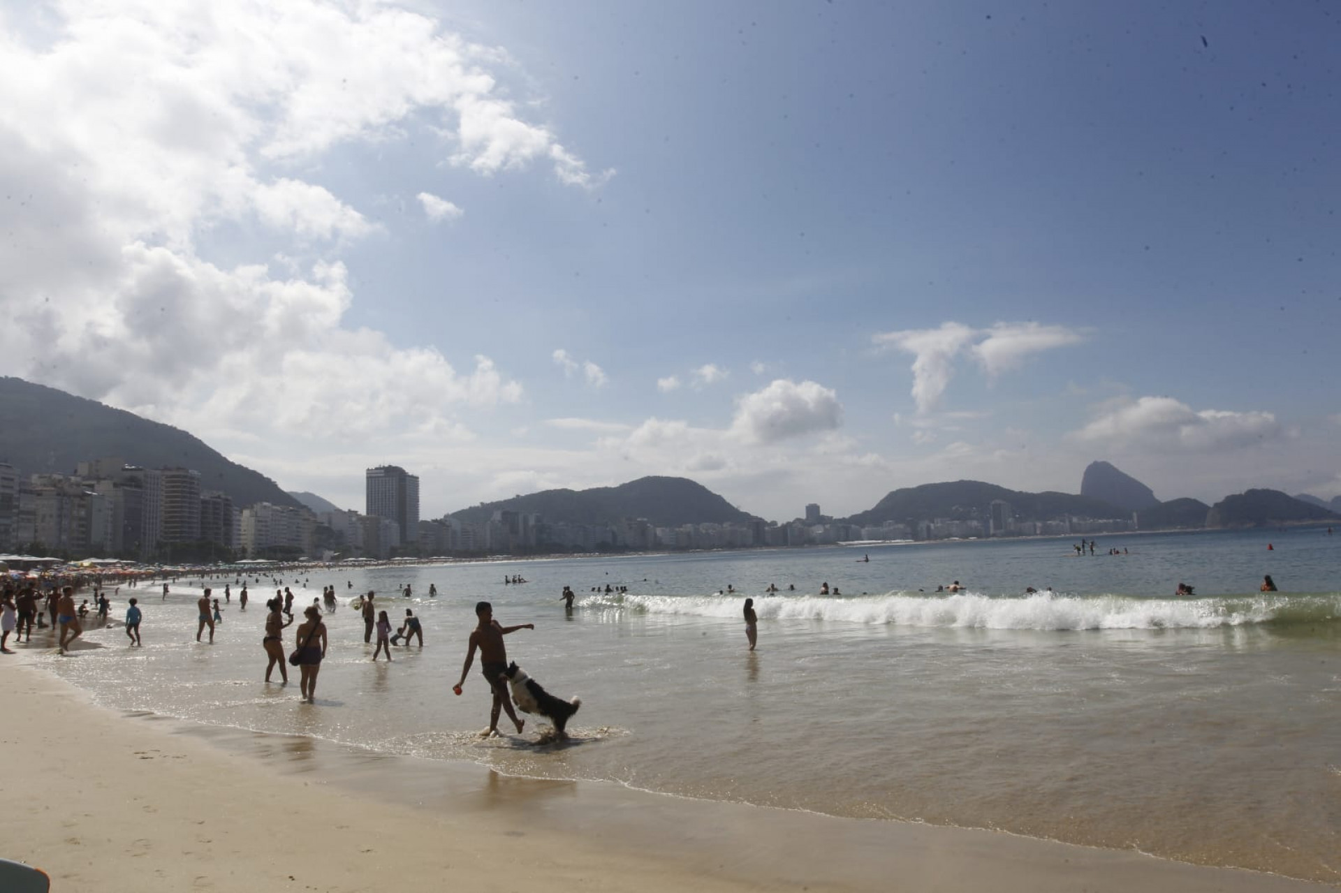 Banhistas aproveitam domingo (19) ensolarado na praia de Copacabana - Reginaldo Pimenta / Agência O Dia