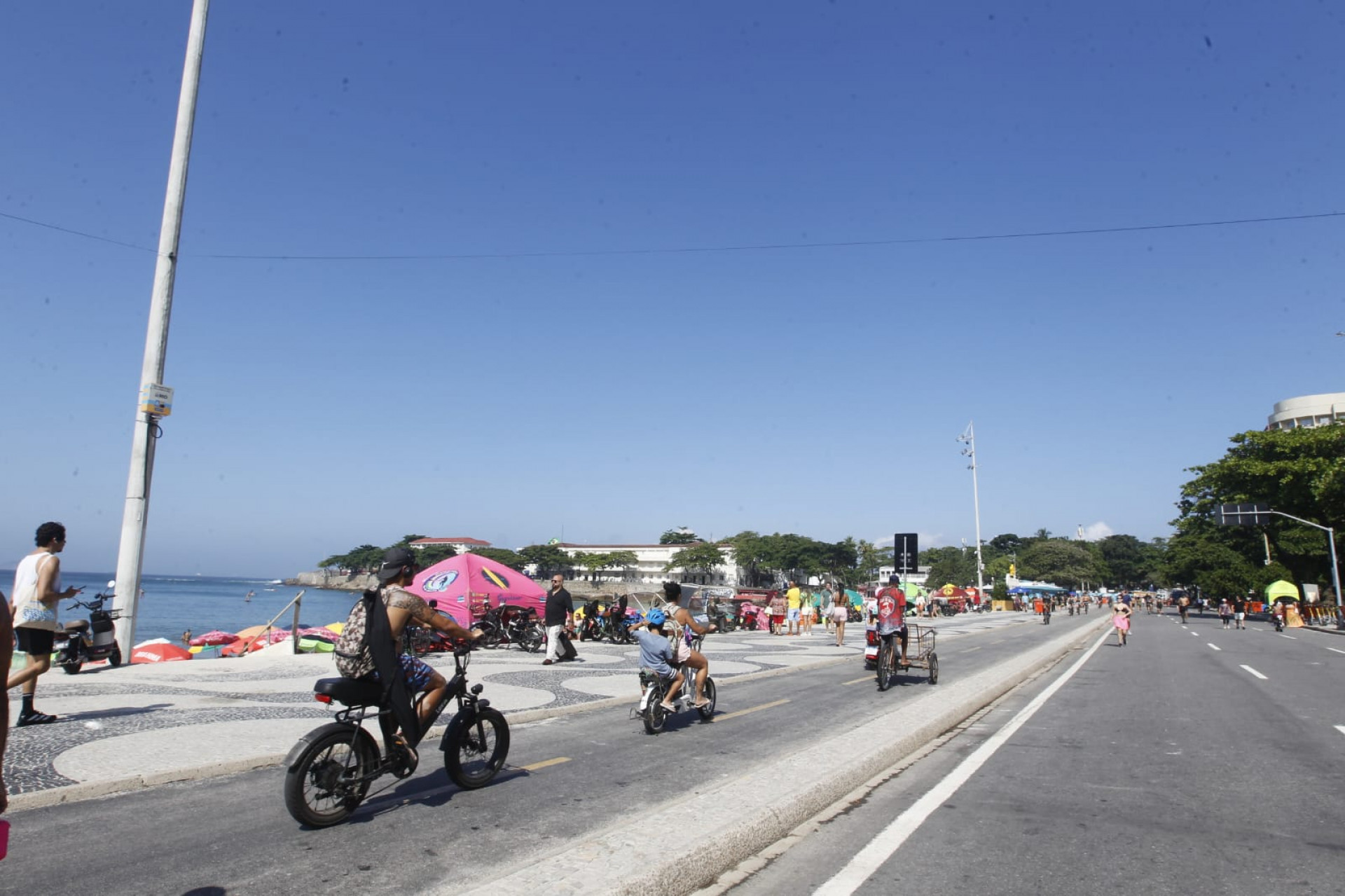 Cariocas aproveitaram domingo (19) ensolarado para passear na orla da praia de Copacabana - Reginaldo Pimenta / Agência O Dia
