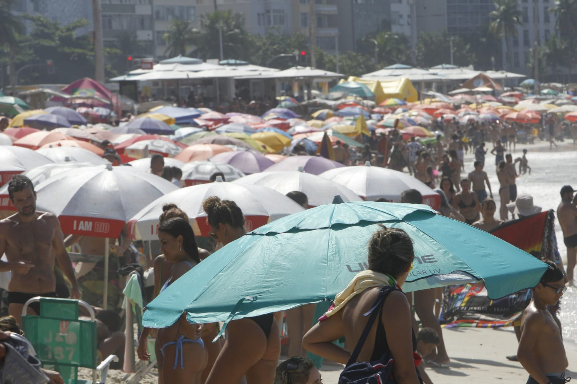Banhistas aproveitam domingo (19) ensolarado na praia de Copacabana - Reginaldo Pimenta / Agência O Dia