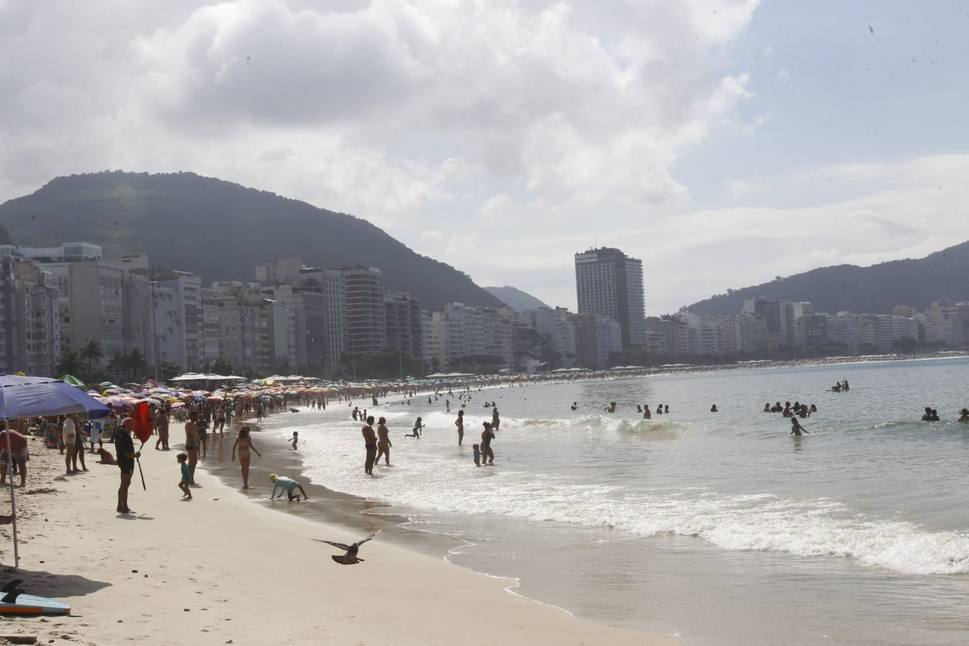 Banhistas aproveitam domingo (19) ensolarado na praia de Copacabana - Reginaldo Pimenta / Agência O Dia