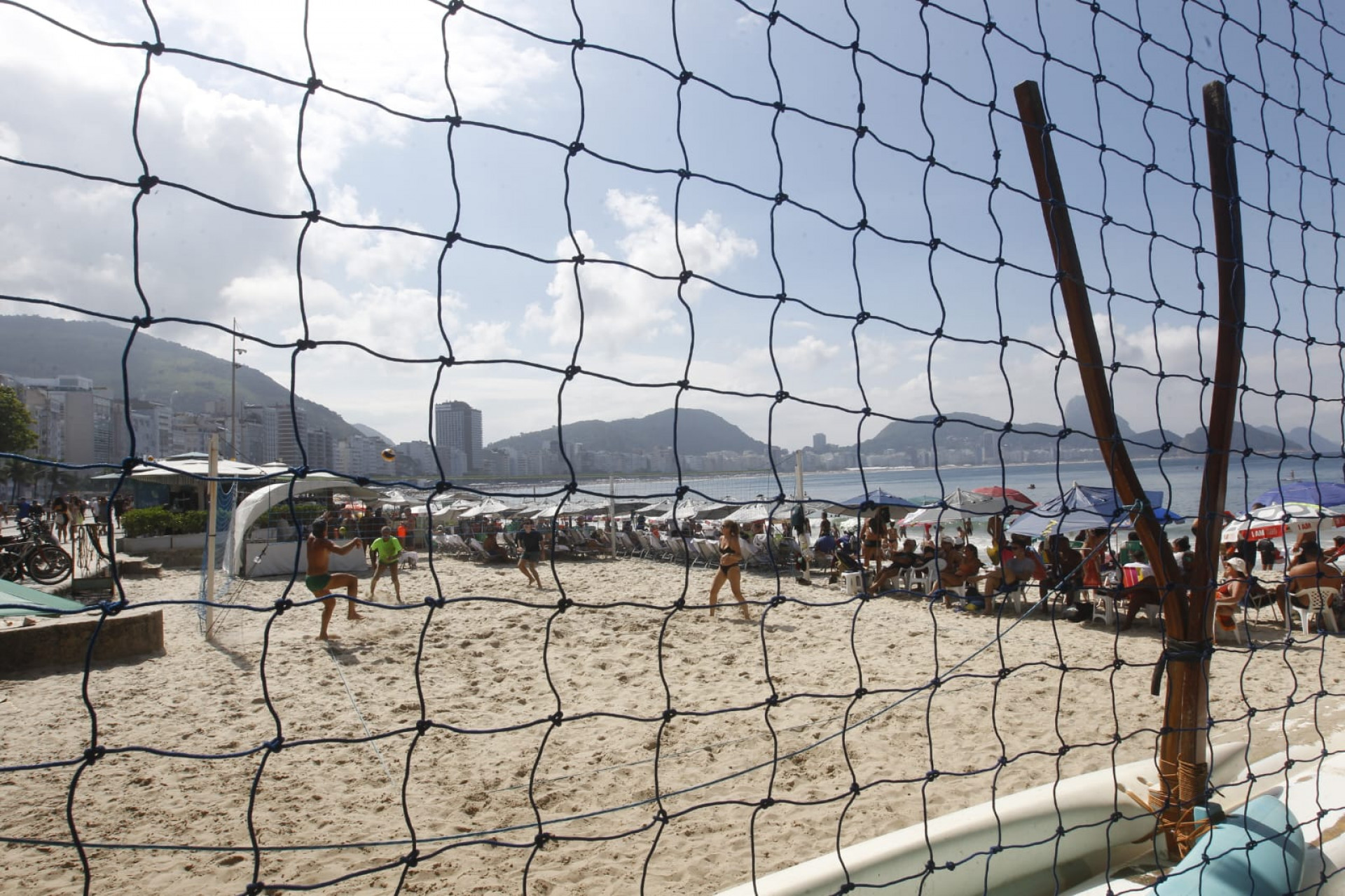 Banhistas aproveitam domingo (19) ensolarado na praia de Copacabana - Reginaldo Pimenta / Agência O Dia