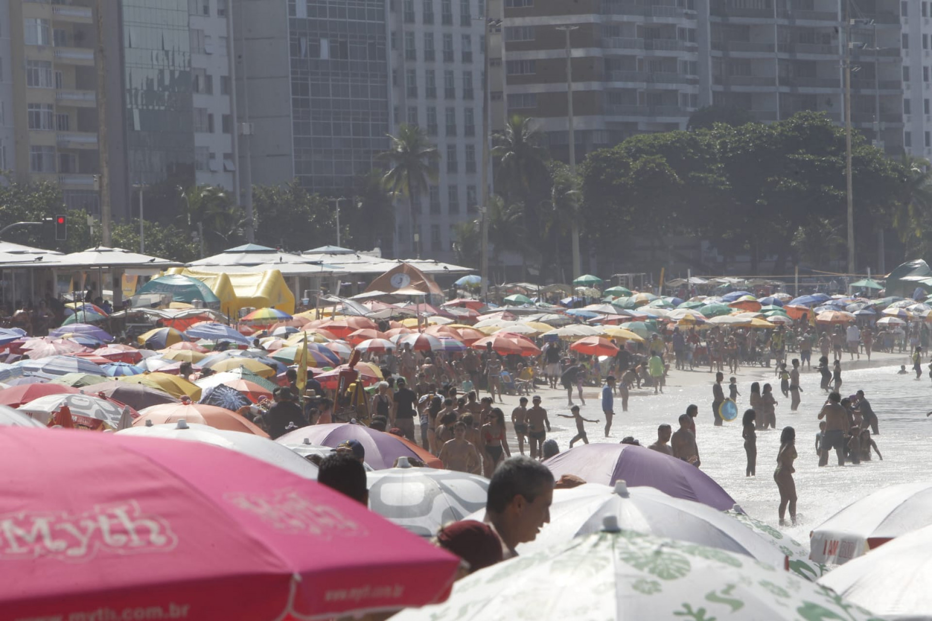 Banhistas aproveitam domingo (19) ensolarado na praia de Copacabana - Reginaldo Pimenta / Agência O Dia