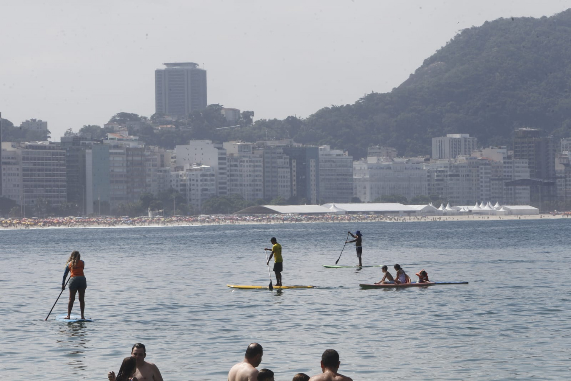 Banhistas aproveitam domingo (19) ensolarado na praia de Copacabana - Reginaldo Pimenta / Agência O Dia