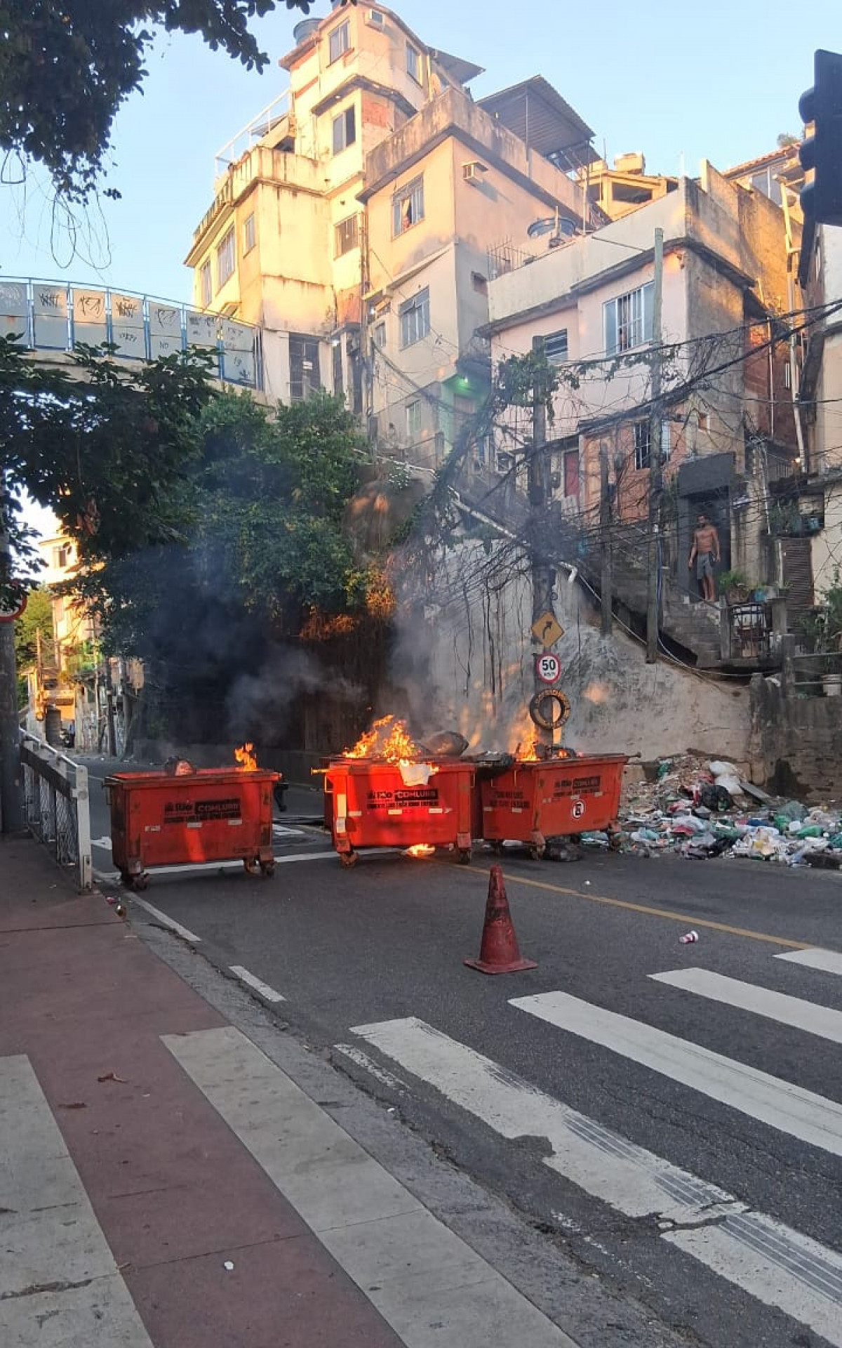 Lixeiras foram incendiadas para fechamento da Av. Niemeyer  - Rede Social