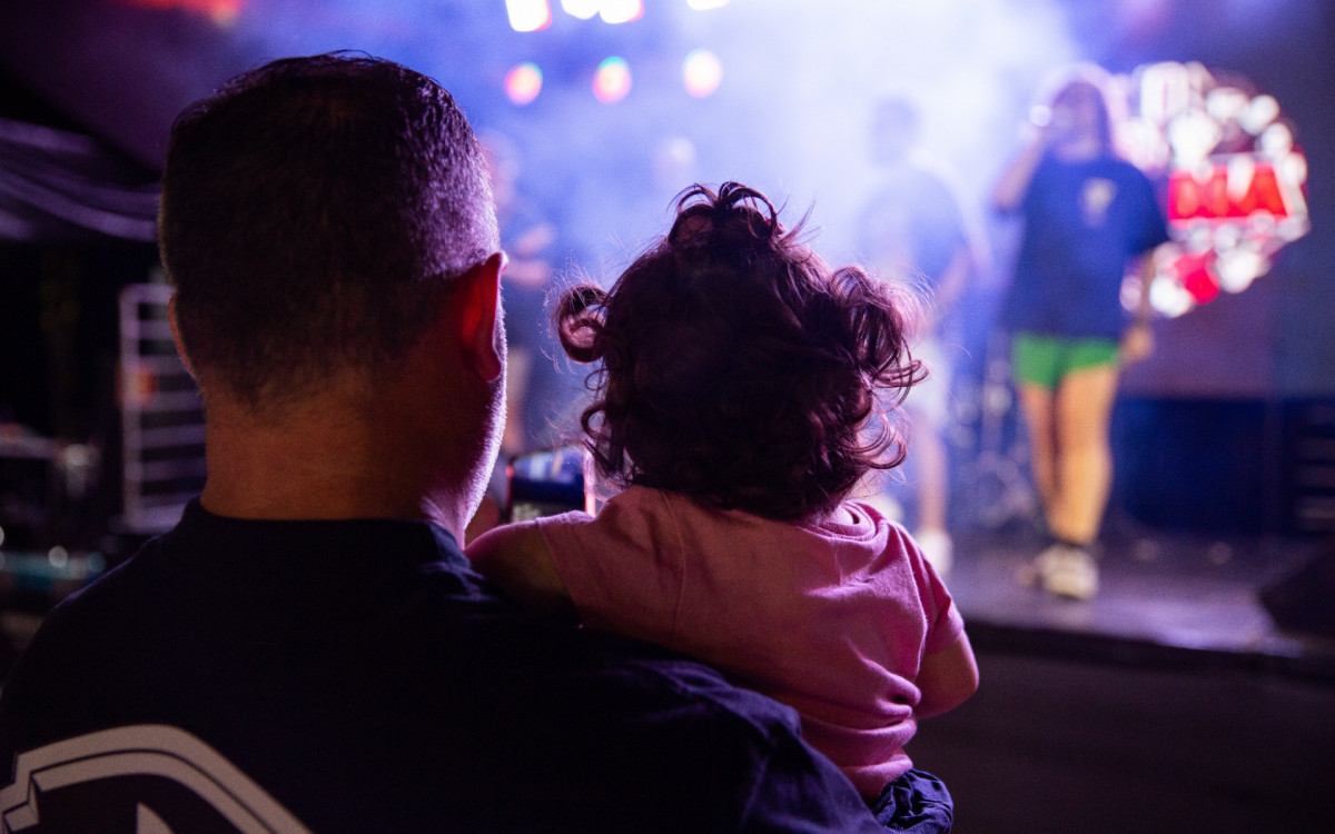 Festival reúne gastronomia variada e shows de rock em programação gratuita no Shopping Plaza Rio das Ostras