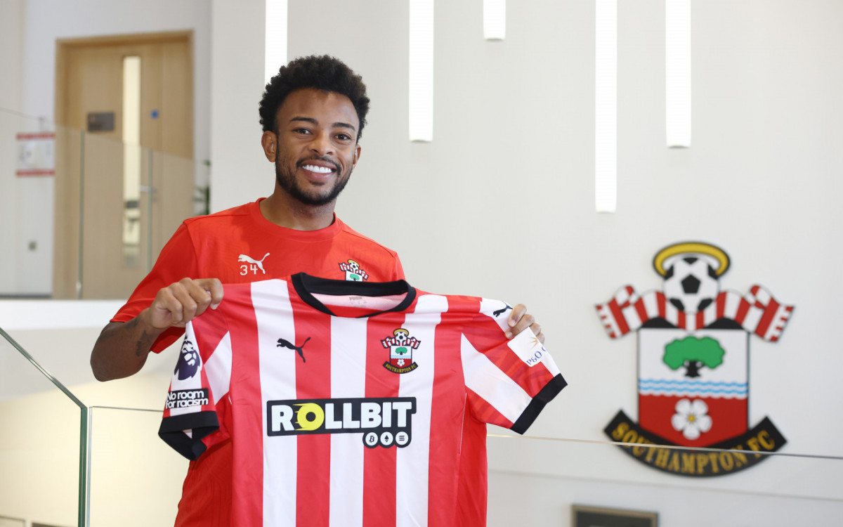 Welington do Southampton, é uma das opções avaliadas pelo FLamengo para sua lateral-esquerda