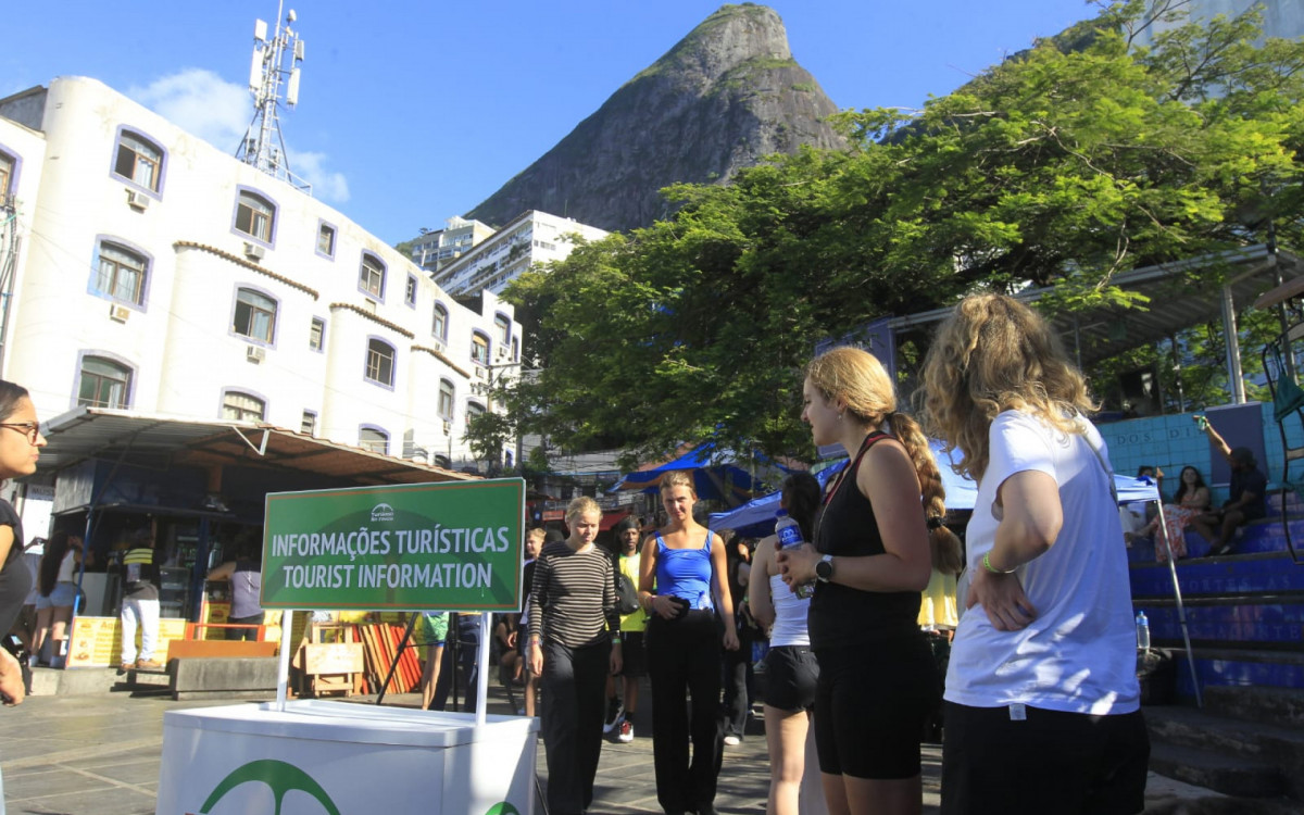 Turistas deixando Vidigal após intenso tiroteio - Reginaldo Pimenta/Agência O DIA