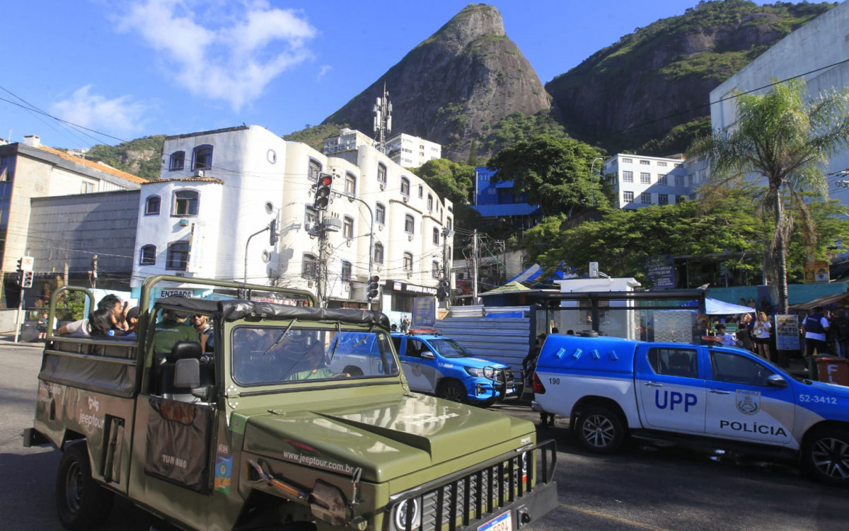 Turistas deixando Vidigal após intenso tiroteio - Reginaldo Pimenta/Agência O DIA