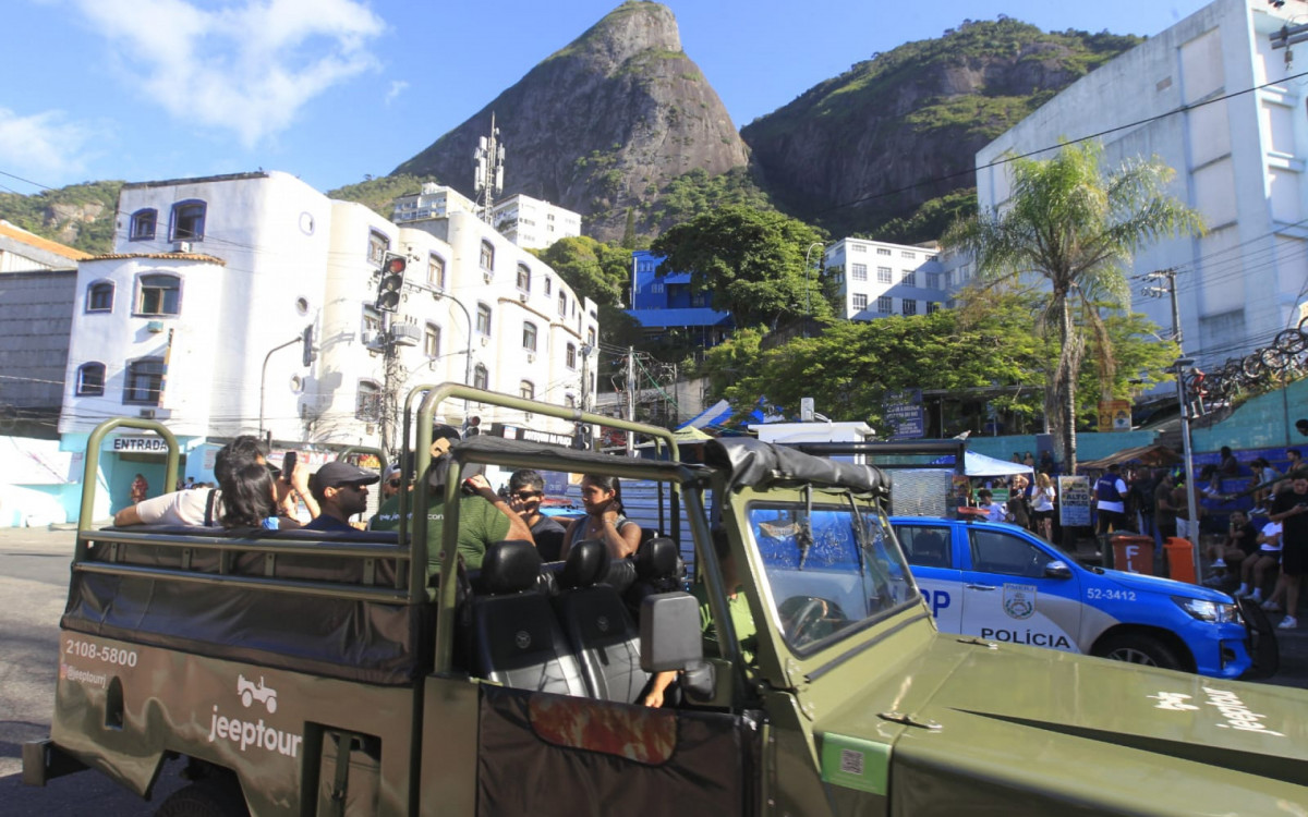 Turistas deixando Vidigal após intenso tiroteio - Reginaldo Pimenta/Agência O DIA