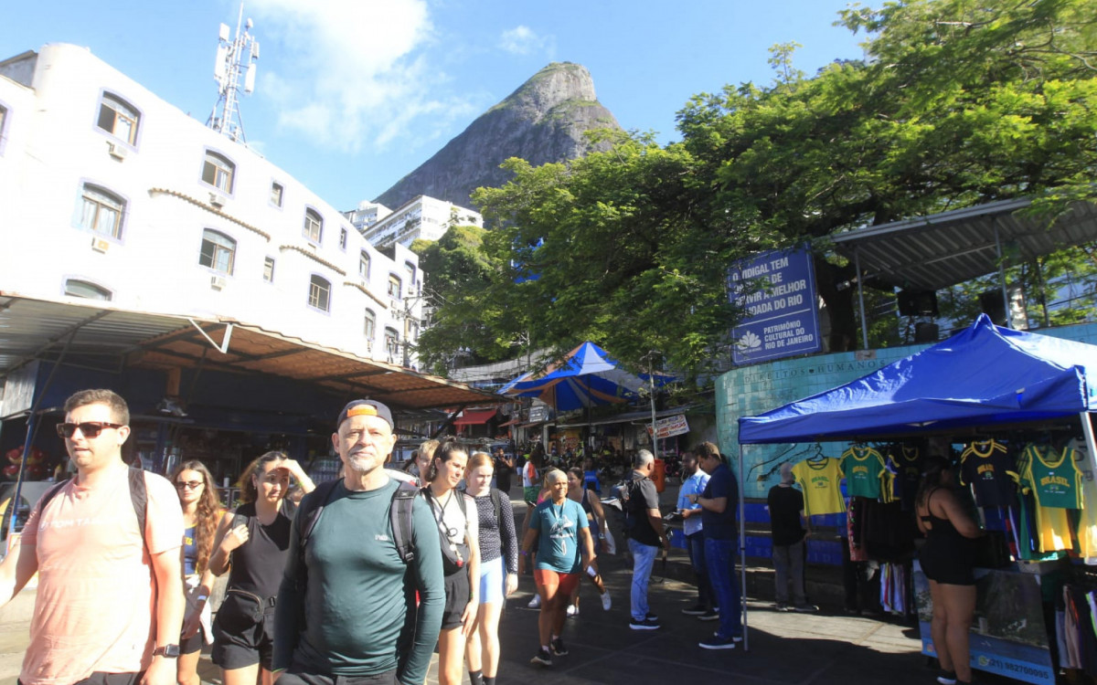 Turistas deixando Vidigal após intenso tiroteio - Reginaldo Pimenta/Agência O DIA