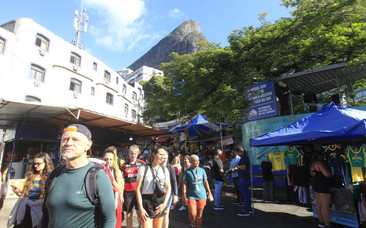 Turistas deixando Vidigal após intenso tiroteio - Reginaldo Pimenta/Agência O DIA