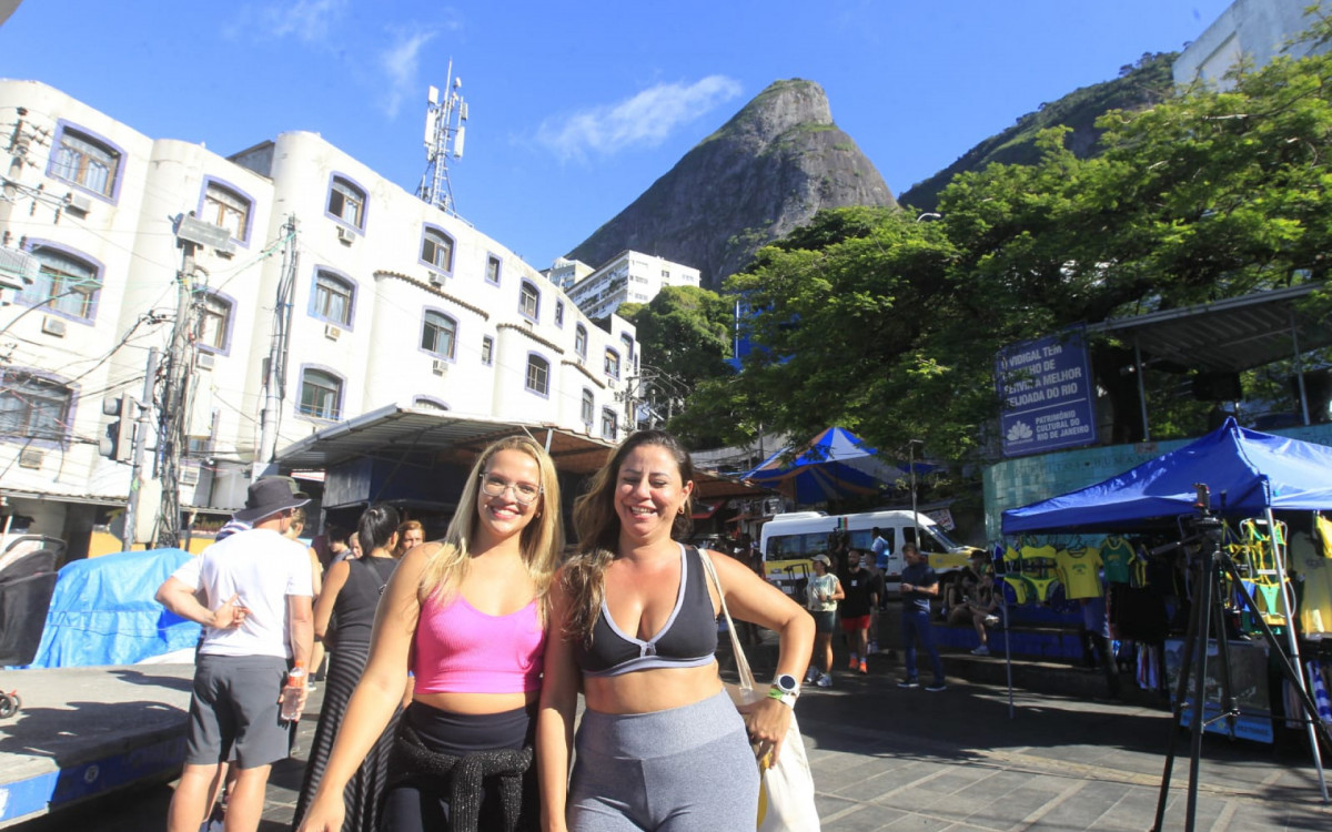 Danielly e amigos ficaram felizes ao conseguir terminar a trilha após momentos de tensão - Reginaldo Pimenta/Agência O DIA
