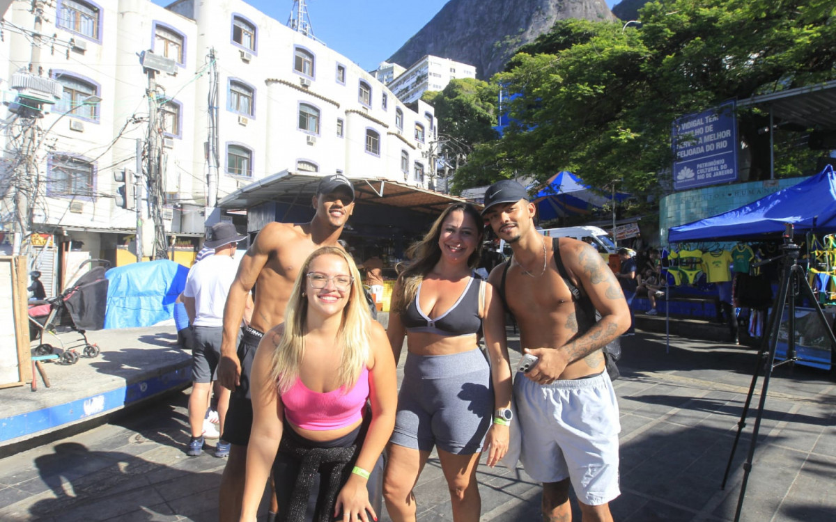 Danielly e amigos ficaram felizes ao conseguir terminar a trilha após momentos de tensão - Reginaldo Pimenta/Agência O DIA