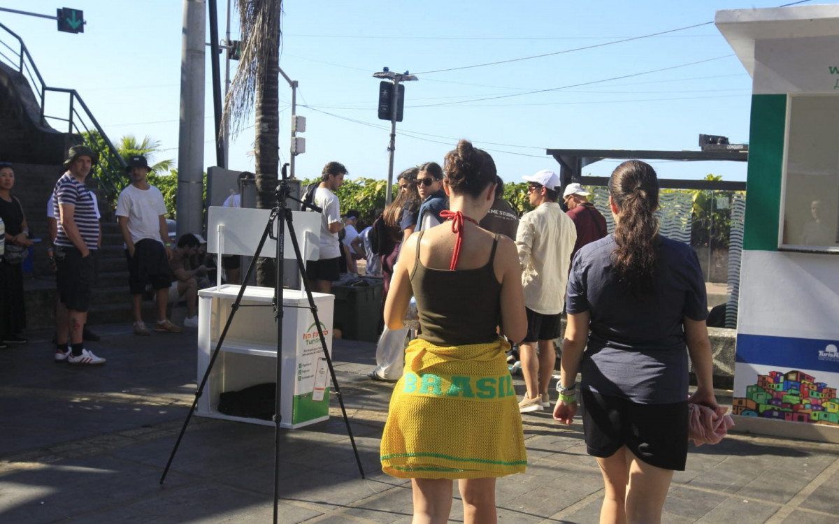 Turistas deixando Vidigal após intenso tiroteio - Reginaldo Pimenta/Agência O DIA