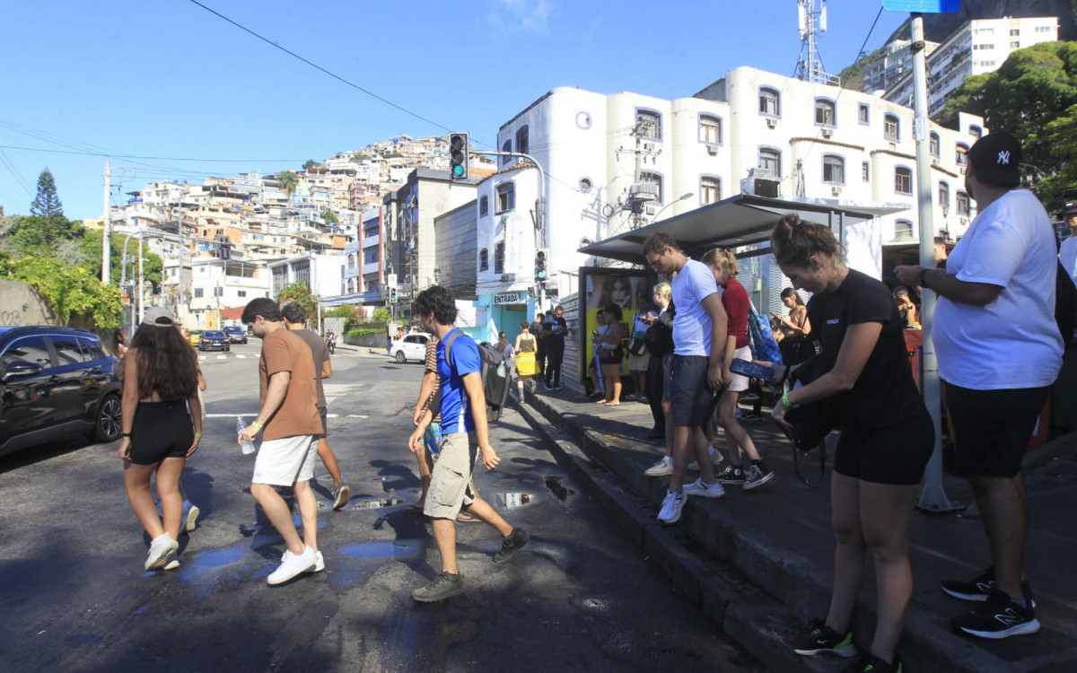 Turistas deixando Vidigal após intenso tiroteio - Reginaldo Pimenta/Agência O DIA
