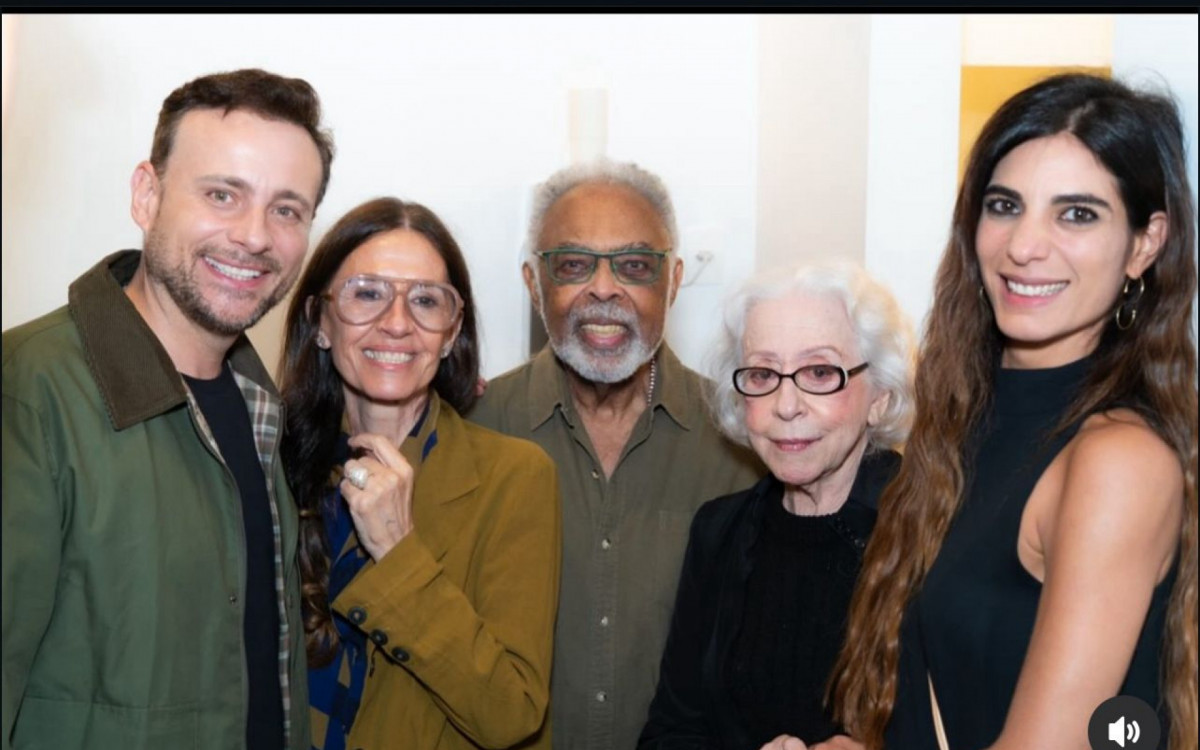 Andreia Sadi, Leo Fuchs, Flora Gil, Gilberto Gil e Fernanda Montenegro em foto - Reprodução / Instagram