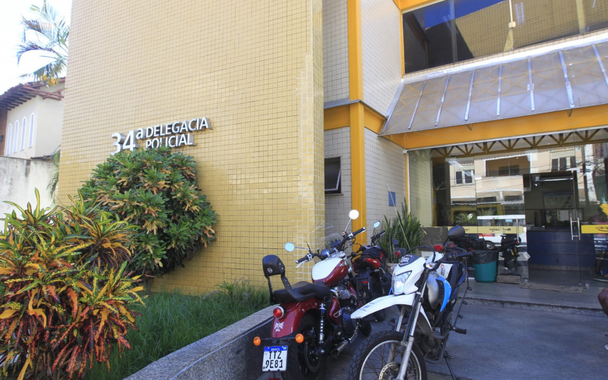 Monique Medeiros, m&atilde;e de Henry Borel, se apresentou na 34&ordf; DP (Bangu)