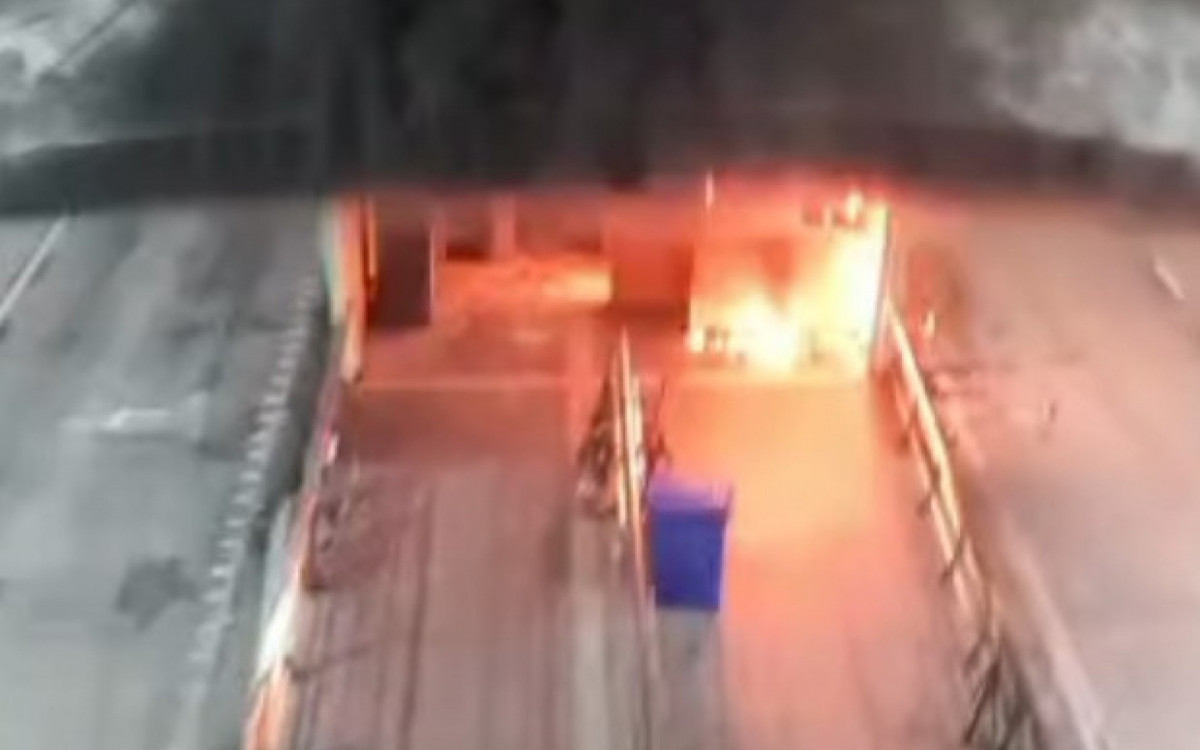 Incêndio de grandes proporções atinge estação do BRT em Magalhães Bastos