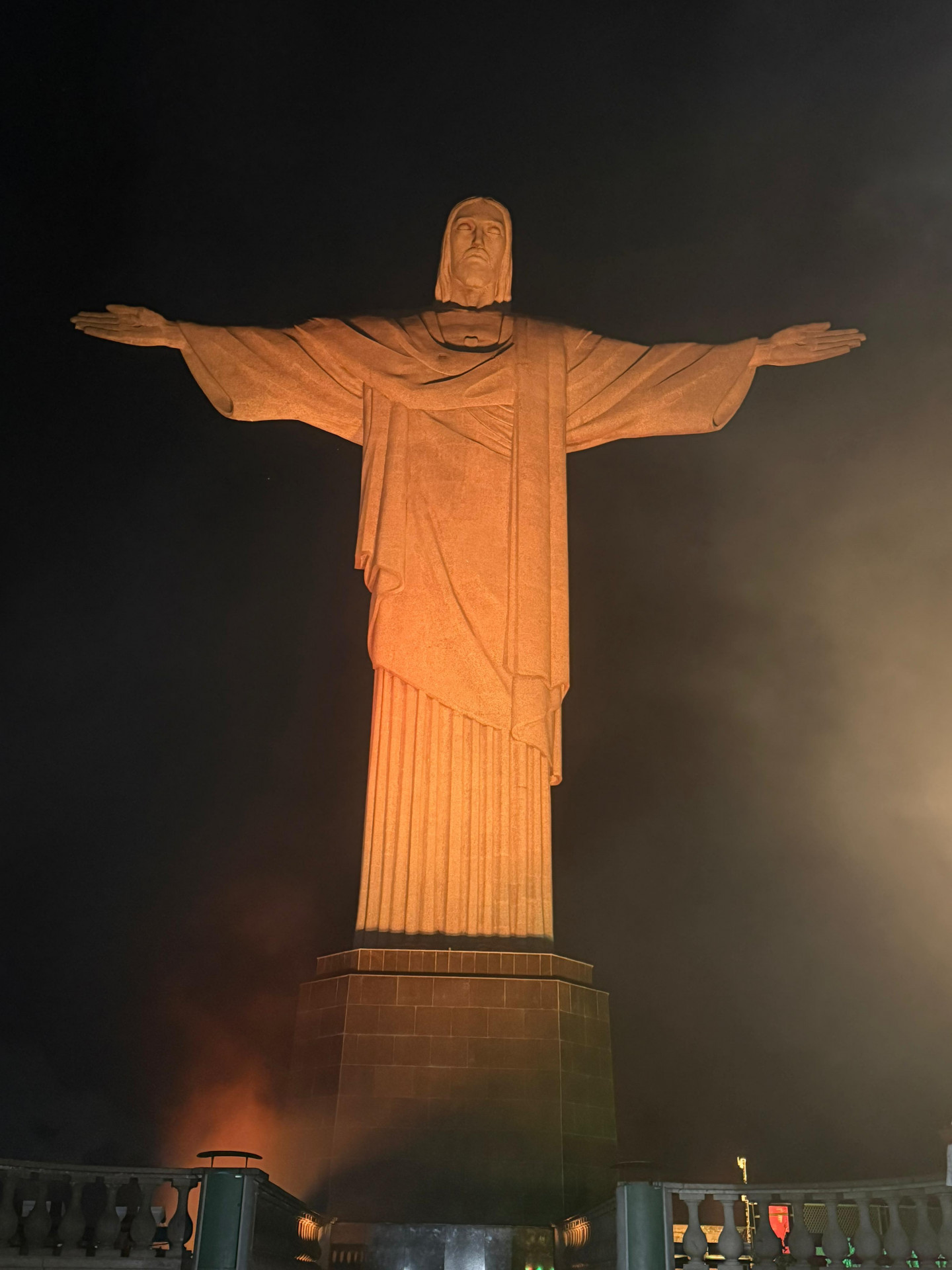 Cristo Redentor 'fica' laranja em ação contra maus-tratos a animais