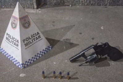 Movimentação suspeita em bar termina com prisão e apreensão de arma na madrugada