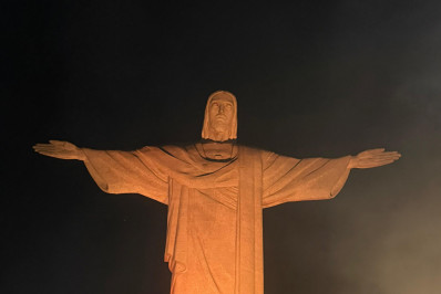 Cristo Redentor 'fica' laranja em ação contra maus-tratos a animais