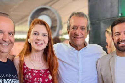 Deputados do PL discutem após Carlos Bolsonaro ser cortado de foto nas redes sociais