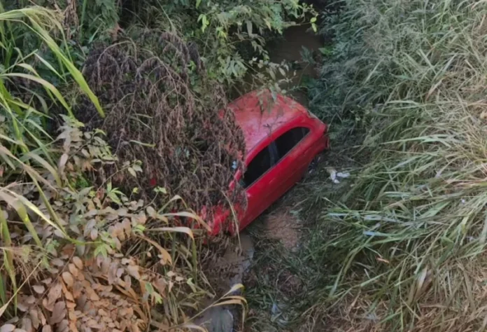 Jovem passa 12 horas preso em córrego após capotar carro