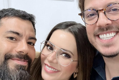 Sandy surge com namorado e celebra aniversário dele em show de Fábio Porchat