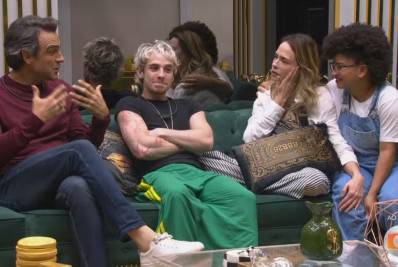 Tadeu Schmidt surpreende finalistas ao entrar na casa do 'BBB 26': 'Amo vocês'