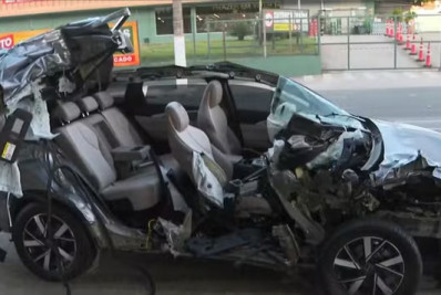 Carro fica sem totalmente destruído após colisão em São Paulo