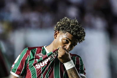 John Kennedy passa mal no gramado após garantir vitória