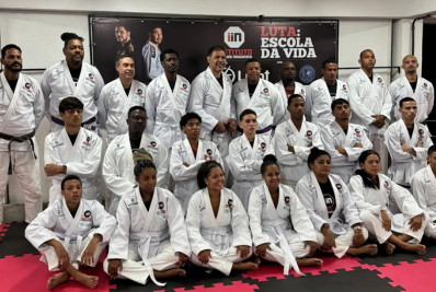 Minotouro se emociona em visita a projeto social no Jacarezinho: 'Vidas sendo transformadas'