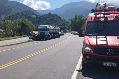 Acidente na Rio-Santos envolvendo um caminhão - tanque  deixa um morto 