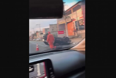 Acidente com dois carros deixa veículo capotado na RJ-140, em São Pedro