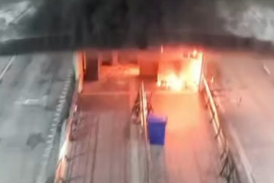 Vídeo: incêndio de grandes proporções atinge estação do BRT em Magalhães Bastos