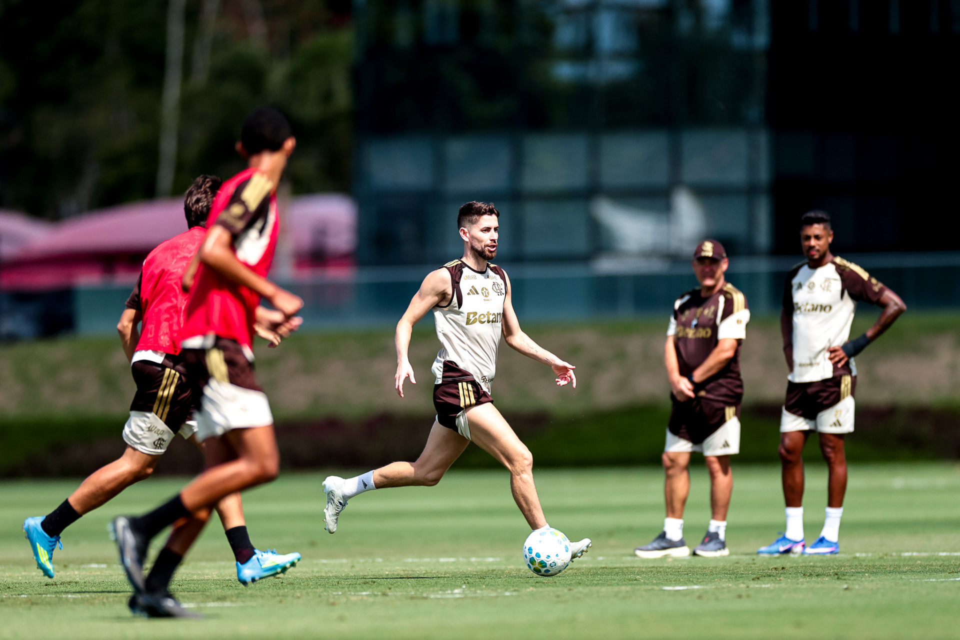 Jorginho treina e se aproxima de retorno no Flamengo