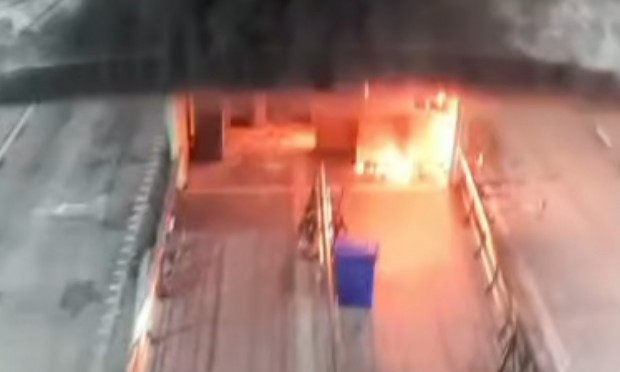 Incêndio de grandes proporções atinge estação do BRT em Magalhães Bastos