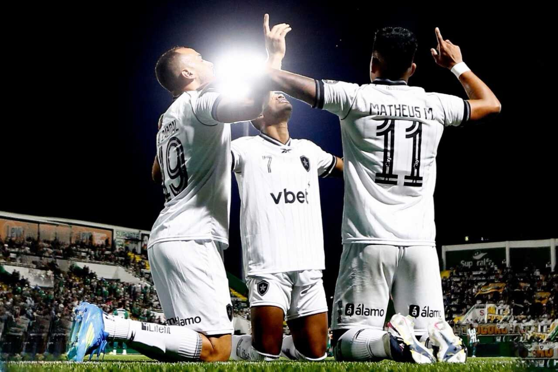 Botafogo x Chapecoense: onde assistir, escala&ccedil;&otilde;es e arbitragem