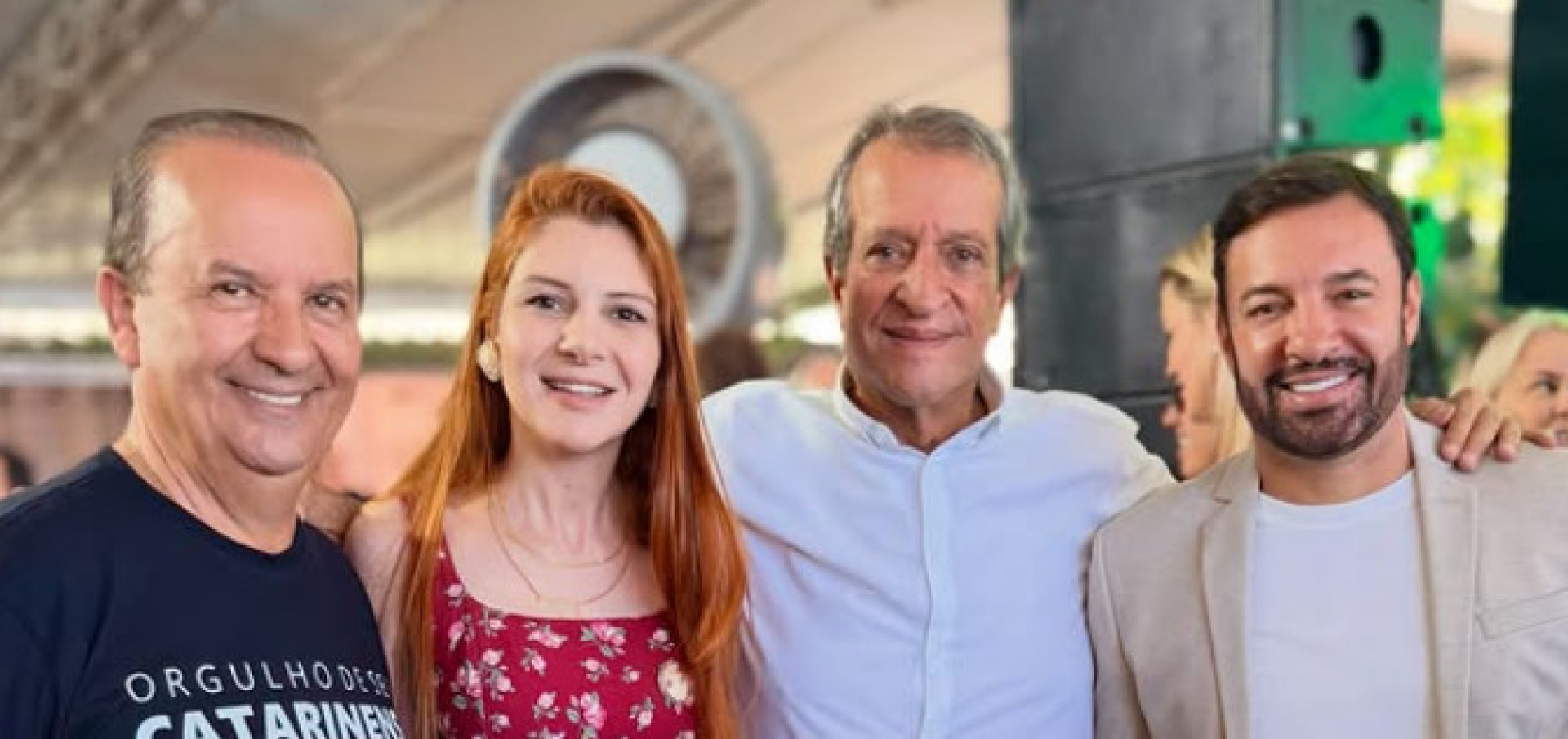 Deputados do PL discutem após Carlos Bolsonaro ser cortado de foto nas redes sociais