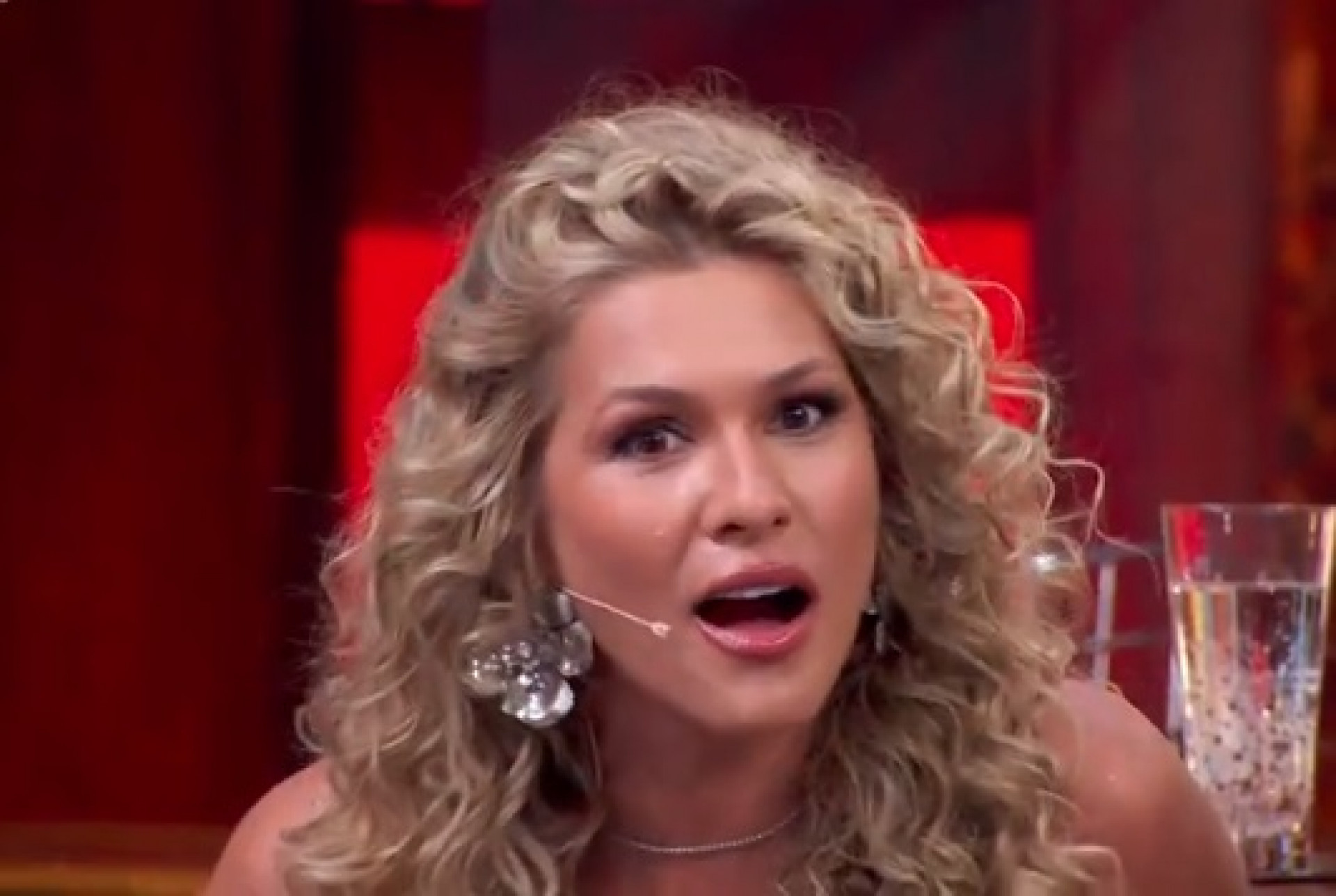  Lívia Andrade durante o 'Domingão' - Reprodução de vídeo